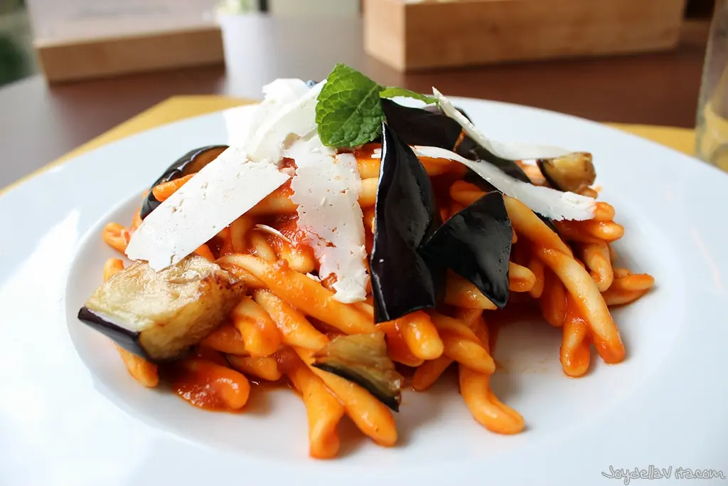 Pasta al pomodoro con fiocchi di ricotta, melanzane e menta